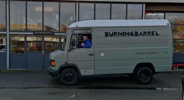 De bezorgbus van Burning Barrel voor de showroom in Eindhoven