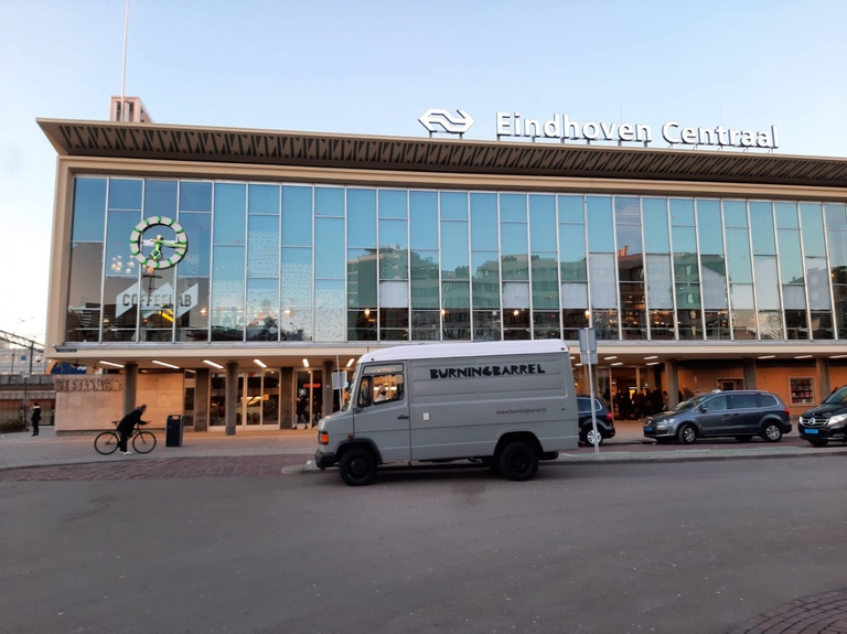 De Burning Barrel bus geparkeerd voor station Eindhoven Centraal