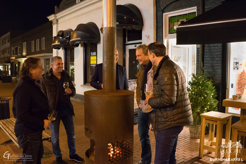 Een Burning Barrel vuurkorf tijdens een avondevenement