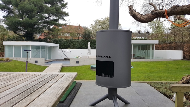 Een Burning Barrel vuurkorf op een modern tuinterras