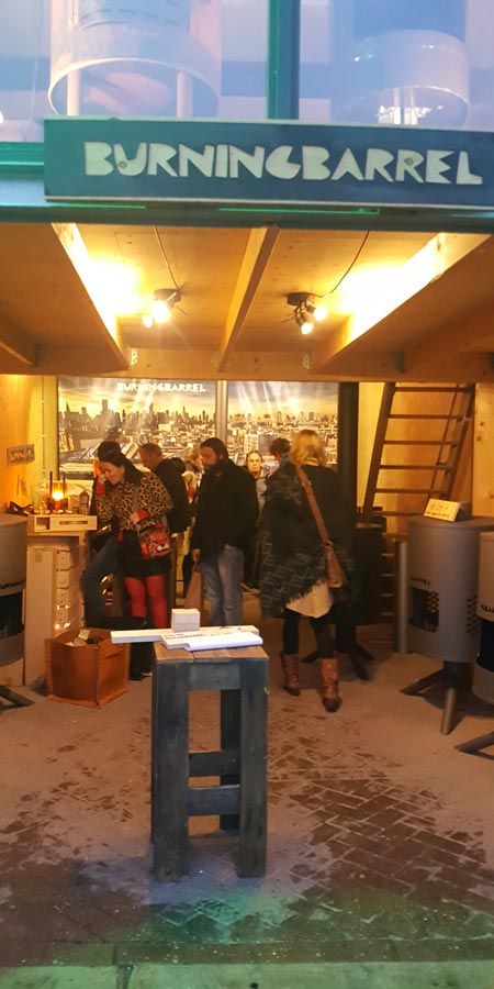 Vuurkorven op een rij in de Burning Barrel showroom